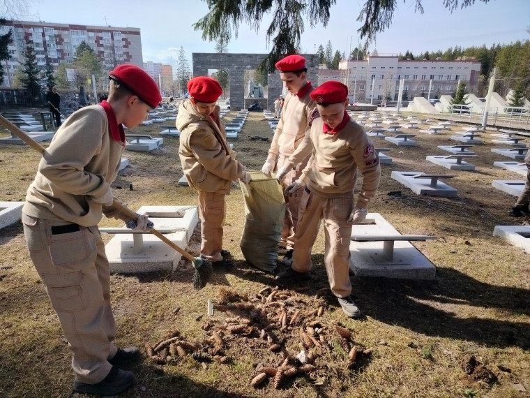 Субботник на Северном кладбище и Воинском мемориале умершим от ран в госпиталях Ижевска в годы Великой Отечественной войны.