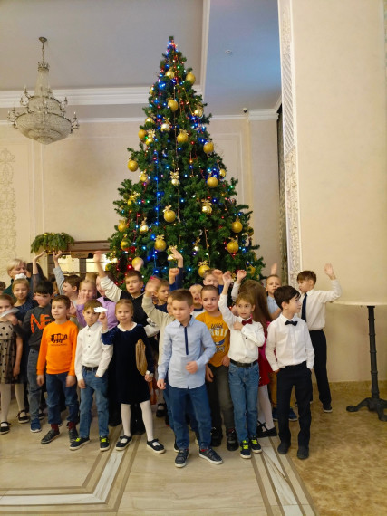 Ничего на свете лучше нету, чем бродить друзьям по белу свету!.