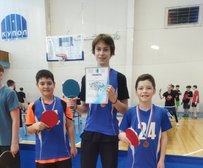 Спортивные соревнования по настольному теннису.
