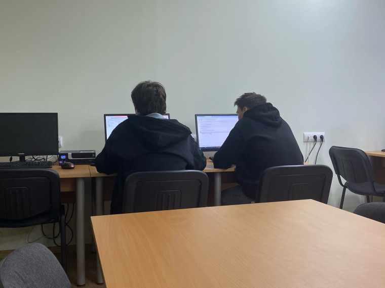 Лицеисты окунулись в мир нейросетей в ИжГТУ.