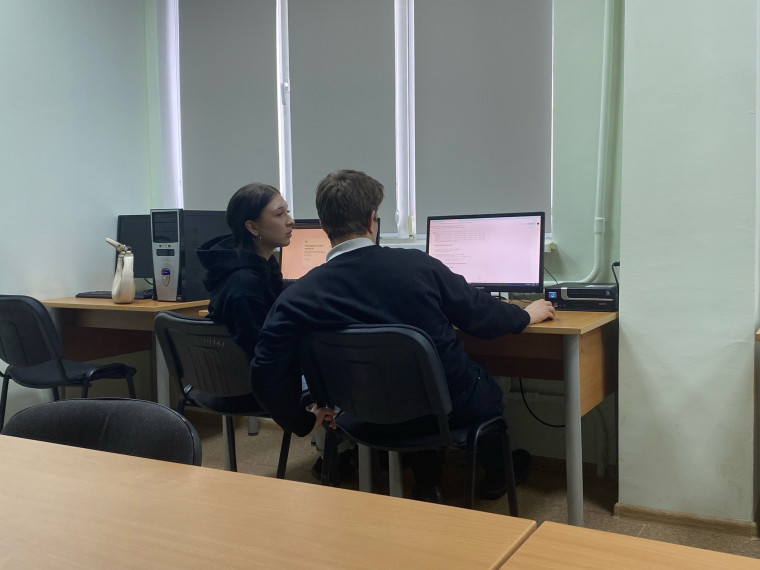 Лицеисты окунулись в мир нейросетей в ИжГТУ.