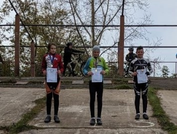 Вперед, к победе! Святослав Гвоздиков из 6 “Б” – наш чемпион по велокроссу!.